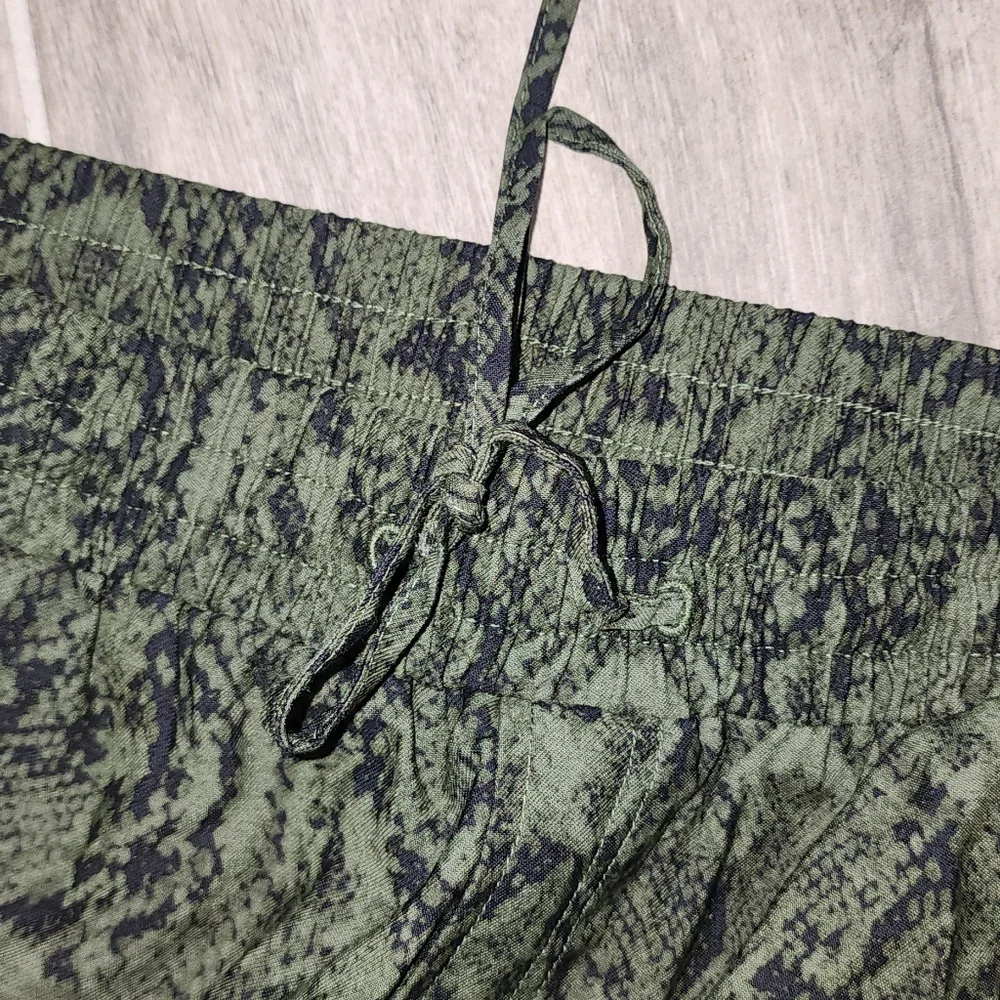INC WOMEN'S Green Snakeskin Cargo Pants - Picture 3 of 4